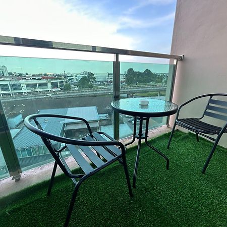 Roxy Apartment Kuching Exterior foto